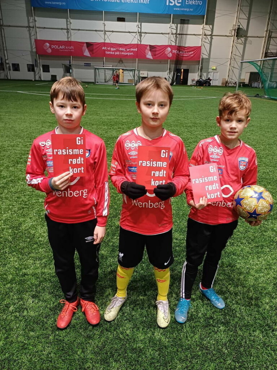 GIR RASISME RØDT KORT: Alexander Bugge Velle Strømsnes, Håvard Norheim Jenssen og Marius Engan Johansen er alle er 8 år og spiller på Valnesfjord G8, som er initiativtakere bak kampanjen hele klubben nå har stilt seg bak. GIR RASISME RØDT KORT: Alexander Bugge Velle Strømsnes, Håvard Norheim Jenssen og Marius Engan Johansen er alle er 8 år og spiller på Valnesfjord G8, som er initiativtakere bak kampanjen hele klubben nå har stilt seg bak. Foto: Valnesfjord IL / Ole Ragnar Jenssen