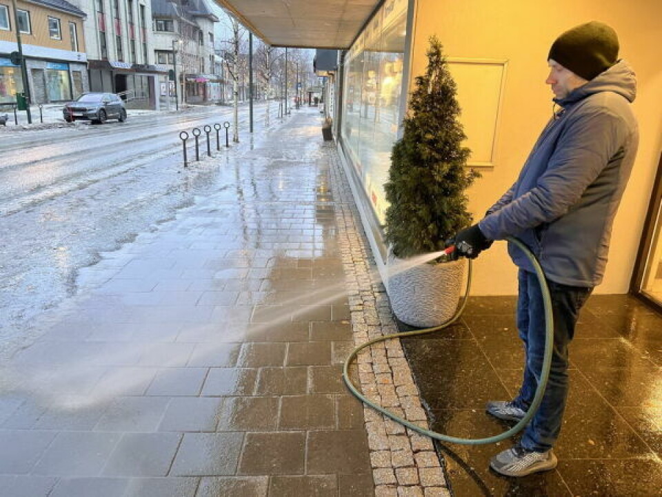 BIDRAR. Tom Erik Pedersen på Epas spylte bort både is og ikke minst sand fra fortauet utenfor butikken tirsdag. BIDRAR. Tom Erik Pedersen på Epas spylte bort både is og ikke minst sand fra fortauet utenfor butikken tirsdag. Foto: Espen Johansen