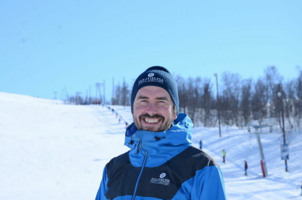 SMILER. Endre Grønnslett, daglig leder Sulitjelma fjellandsby, er supergald for å ta imot folk i bakken igjen. SMILER. Endre Grønnslett, daglig leder Sulitjelma fjellandsby, er supergald for å ta imot folk i bakken igjen. Foto: Foto: Espen Johansen