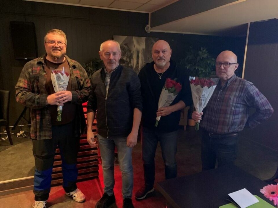 BLOMSTER. Ordfører Rune Berg var til stede for å gjøre stas på årbokkomiteen. Fra venstre Bengt-Arne Sundsfjord, ordfører Rune Berg, Ulf Bakke og Jan Dagfinn Monssen. BLOMSTER. Ordfører Rune Berg var til stede for å gjøre stas på årbokkomiteen. Fra venstre Bengt-Arne Sundsfjord, ordfører Rune Berg, Ulf Bakke og Jan Dagfinn Monssen. Foto: Sverre Breivik