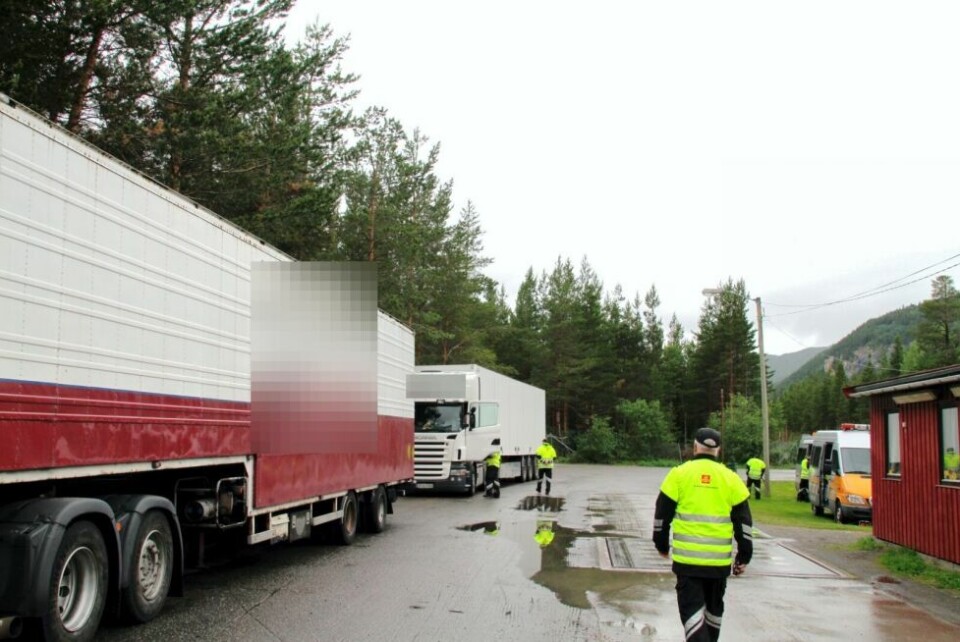 UTEKONTROLL. Statens Vegvesen hadde torsdag utekontroll av tunge kjøretøyer ved Hestbrinken i Saltdal. Bildet er fra en tidligere kontroll. UTEKONTROLL. Statens Vegvesen hadde torsdag utekontroll av tunge kjøretøyer ved Hestbrinken i Saltdal. Bildet er fra en tidligere kontroll. Foto: Arkiv