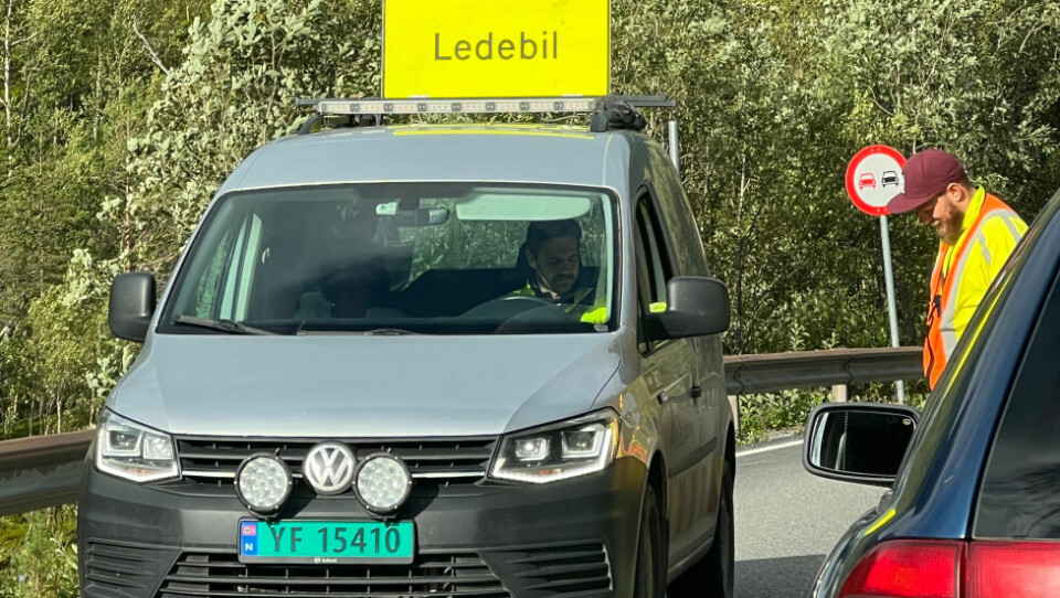 LEDEBIL. Mandag og tirsdag kjøres det med ledebil på strekningen Grønnlifjelltunnelen - Sjønståfjelltunnelen i perioden 07-20. LEDEBIL. Mandag og tirsdag kjøres det med ledebil på strekningen Grønnlifjelltunnelen - Sjønståfjelltunnelen i perioden 07-20. Foto: Espen Johansen