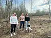 FORENER HUNDEFOLKET. Straumen hundepark ble nylig opprettet med leder Sten Robert Hansen. Her er fra venstre styremedlemmene Arianne Dåbakk Jensen og Marianne Åsbakk, og kasserer Zoy N. Lillegård. Nå søker de kommunen om å få frigjort område til formålet. Foto: Sten Robert Hansen