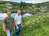 SNART I GANG. Sisomar er avhengig av å hente ut mer ferskvann fra Straumvatnet for å kunne utvide produksjonen og gå videre med planene for 25-30 nye arbeidsplasser.. Det bygges derfor en terskel i elva bak IK-ansvarlig Nils Jøstensen (t.v.) og daglig leder Jon Meisfjord for å sikre vanntilgangen. Arkivfoto: Eva S. Winther