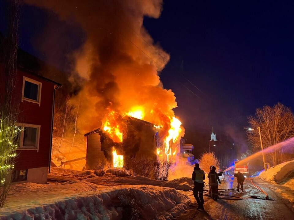 Brannvesenet har begynt å spyle vann på boliger som ligger nært. Brannvesenet har begynt å spyle vann på boliger som ligger nært. Foto: Espen Johansen