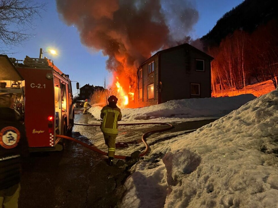 Det brenner voldsomt i boligen. Det brenner voldsomt i boligen. Foto: Espen Johansen