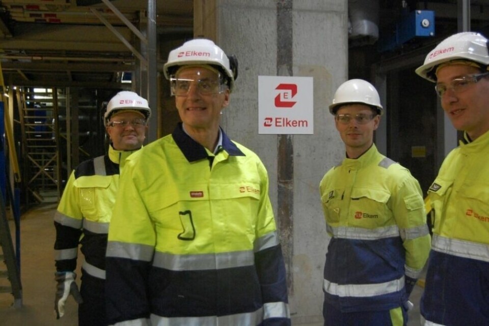 I INDUSTRIEN. Statsminister Jonas Gahr Støre inne på gulvet i fabrikken på Elkem Salten. Bak til venstre verksdirektør Ove Sørdahl. I INDUSTRIEN. Statsminister Jonas Gahr Støre inne på gulvet i fabrikken på Elkem Salten. Bak til venstre verksdirektør Ove Sørdahl. Foto: Stig Bjørnar Karlsen