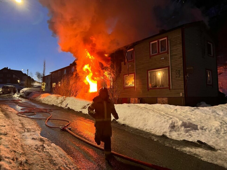 Slukkearbeidet har startet. Slukkearbeidet har startet. Foto: Espen Johansen
