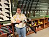 FLERE DAMER. Julie forteller at hun merker en økning i antall damer som er innom butikken for å kjøpe sitt første våpen, det synes hun er gledelig å se. Foto: Lise Berntzen