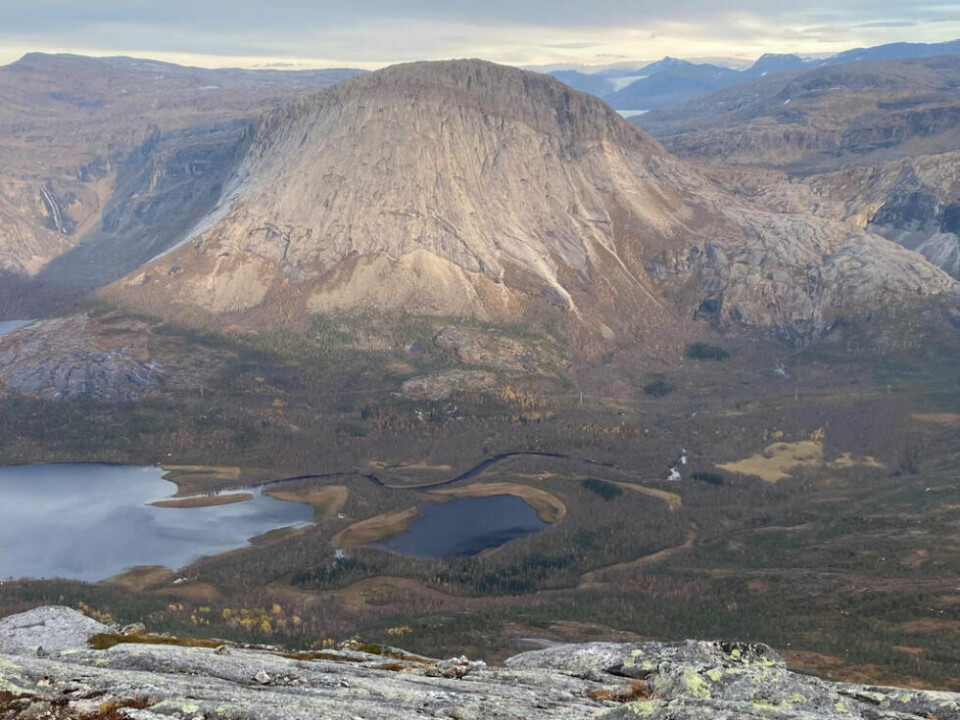 MYE VANN. På grunn av tapping fra Sisovatnet, er det økt vannføring i blant annet Fagerbakkvassdraget. Her ser man litt av Fagerbakkvassdraget under Sisotinden. Bildet ble tatt i fjor. MYE VANN. På grunn av tapping fra Sisovatnet, er det økt vannføring i blant annet Fagerbakkvassdraget. Her ser man litt av Fagerbakkvassdraget under Sisotinden. Bildet ble tatt i fjor. Foto: Eva S. Winther