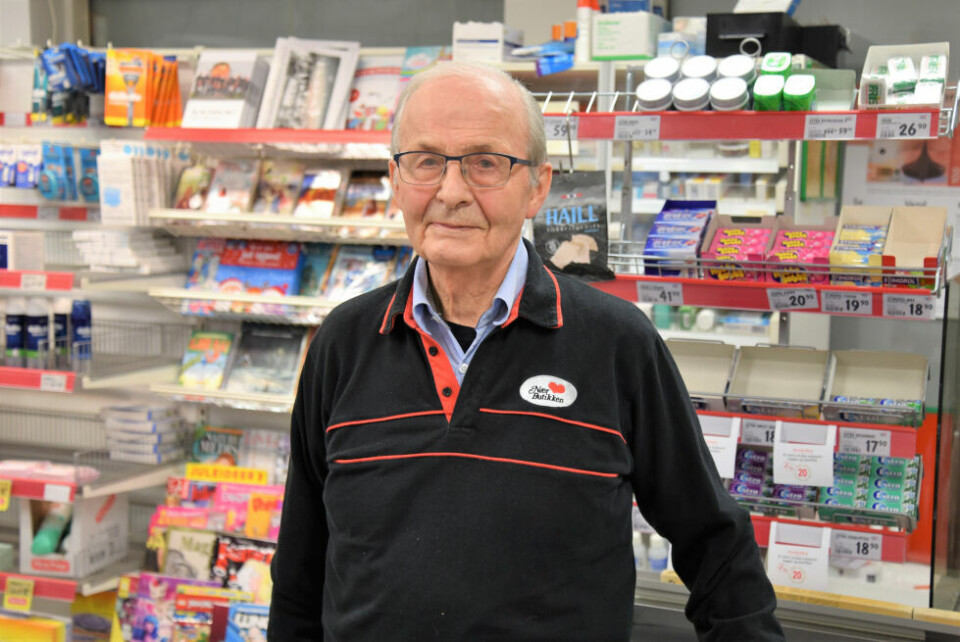 STENGER DØRA. Harald Solem har jobbet på butikken på Skjerstad i flere tiår, men ved nyttår stenger handelen dørene for godt. STENGER DØRA. Harald Solem har jobbet på butikken på Skjerstad i flere tiår, men ved nyttår stenger handelen dørene for godt. Foto: Lars Olav Handeland