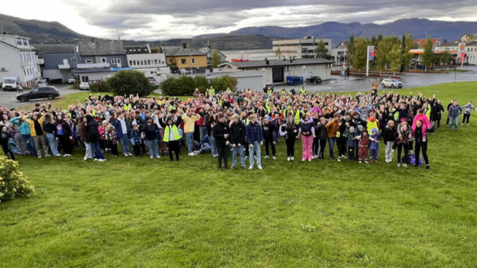 TURMARSJ. Hele Vestmyra skole, med unntak av tiende trinn, gikk til og fra Melenci park torsdag i forbindelse med folkehelseuka. TURMARSJ. Hele Vestmyra skole, med unntak av tiende trinn, gikk til og fra Melenci park torsdag i forbindelse med folkehelseuka. Foto: Espen Johansen