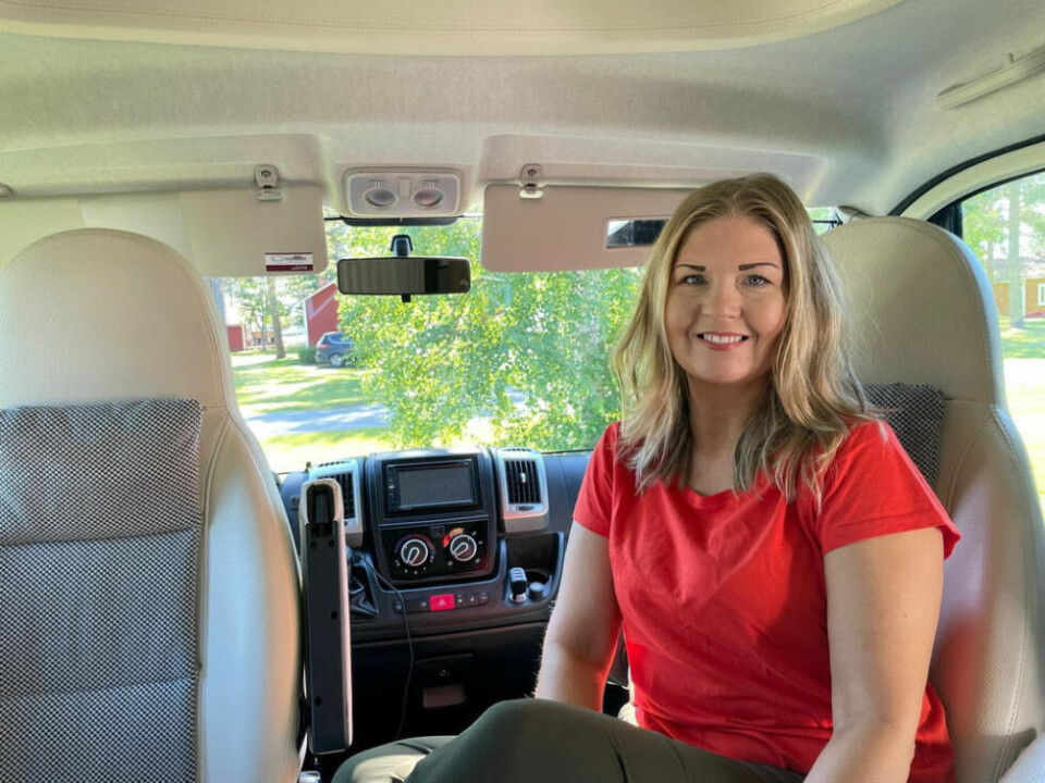 FERIETID. Hege Didriksen har mange jern i ilden, men akkurat nå koser hun seg på sin første bobilferie i Sverige. FERIETID. Hege Didriksen har mange jern i ilden, men akkurat nå koser hun seg på sin første bobilferie i Sverige. Foto: Lars Thomas Larsen