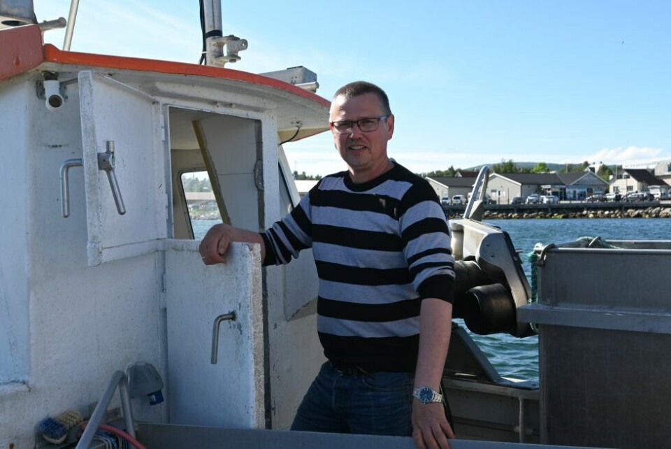 RYKENDE FERSK KAPTEIN. Åge Jakobsen tok sats og reiste til Trondheim for å hente seg en fiskebåt. Nå er han stolt kaptein på 26 fots sjark som er fullt rigget for garnfiske. RYKENDE FERSK KAPTEIN. Åge Jakobsen tok sats og reiste til Trondheim for å hente seg en fiskebåt. Nå er han stolt kaptein på 26 fots sjark som er fullt rigget for garnfiske. Foto: Lise Berntzen