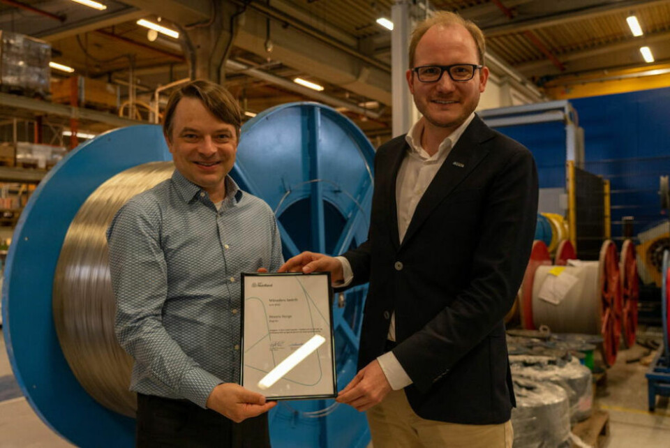 MÅNDENS BEDRIFT. Nexans Rognan fikk tildelt måndens bedrift blant NHO Nordlands medlemmer. Fabrikksjef Karl Peter Johansen får prisen av NHOs regiondirektør Daniel Bjarmann-Simonsen MÅNDENS BEDRIFT. Nexans Rognan fikk tildelt måndens bedrift blant NHO Nordlands medlemmer. Fabrikksjef Karl Peter Johansen får prisen av NHOs regiondirektør Daniel Bjarmann-Simonsen Foto: Anita Sjåvik