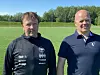 FOTBALLSKOLE. Tom Erik Lund i Fauske/Sprint og Ketil Skår hos Rørlegger'n gleder seg til å nok en gang kunne ønske unge spillere velkommen til fotballskole før skolestart. Foto: Fauske/Sprint