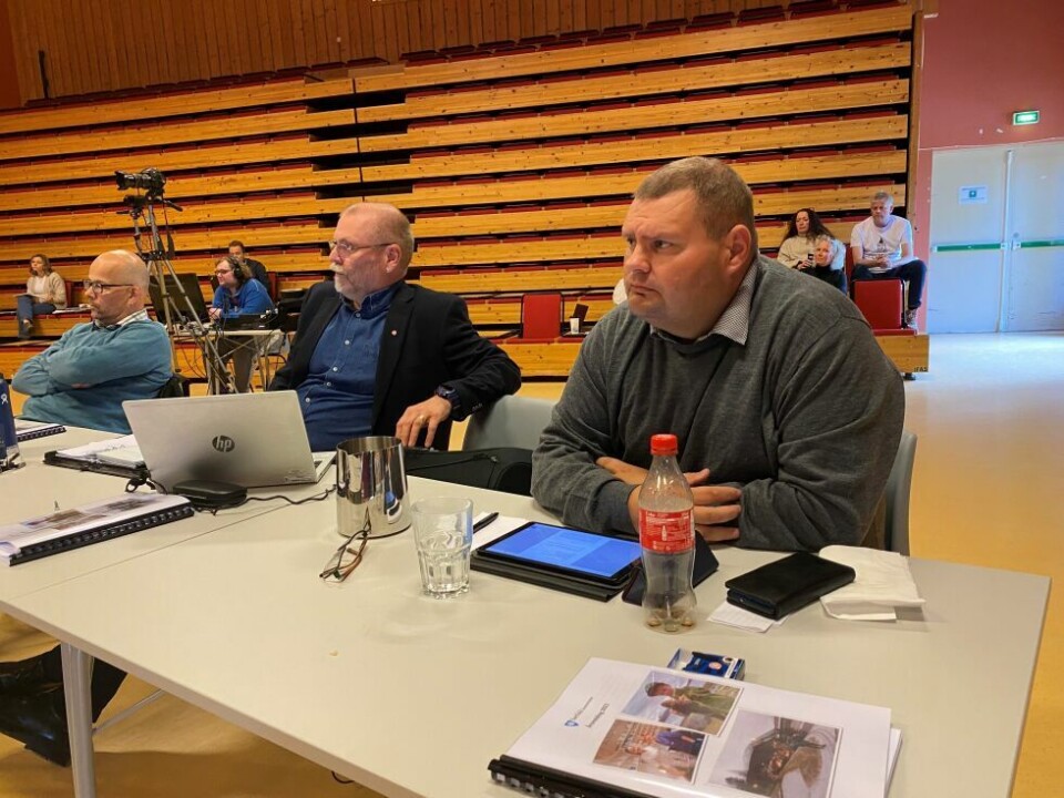 Ap-politikerne Lars Evjenth og Svend Håvard Bakken (t.h.) ville ha svar på om kommuneledelsen hadde skrevet under på en fortrolighetserklæring. Ap-politikerne Lars Evjenth og Svend Håvard Bakken (t.h.) ville ha svar på om kommuneledelsen hadde skrevet under på en fortrolighetserklæring. Foto: Eva S. Winther