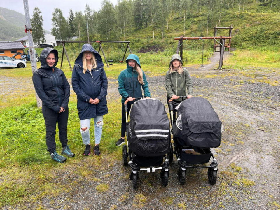 NY GIV. Disse unge mødrene engasjerer seg i Sulitjelma velforening, og jobber med å gjøre lekeplassene i området trygge og fine å bruke. Fra venstre Kine Barkhald Fagerthun, Sara Elise Fastvold, Mette-Isalie Haldorsen og Amalie Sørensen. - Det handler om sikkerhet og å skape gode barndomsminner, sier Sørensen. Alle foto: Espen JohansenSKAL FIKSES. Trampolinen på lekeplassen i Bursi ser mer ut som et begynnende basseng.SAVNER TRAMPOLINE. Charlotte Lund med datteren Isabell (2) og niesen Tomine Viborg (11) er glad for at lekeplassene i området skal settes bedre i stand.DUGNAD. Amalie Sørensen er ny leder i Sulitjelma velforening, og inviterer til dugnad på lekeplassen i Furulund søndag 21. august fra klokken 10.30. NY GIV. Disse unge mødrene engasjerer seg i Sulitjelma velforening, og jobber med å gjøre lekeplassene i området trygge og fine å bruke. Fra venstre Kine Barkhald Fagerthun, Sara Elise Fastvold, Mette-Isalie Haldorsen og Amalie Sørensen. - Det handler om sikkerhet og å skape gode barndomsminner, sier Sørensen. Alle foto: Espen Johansen
