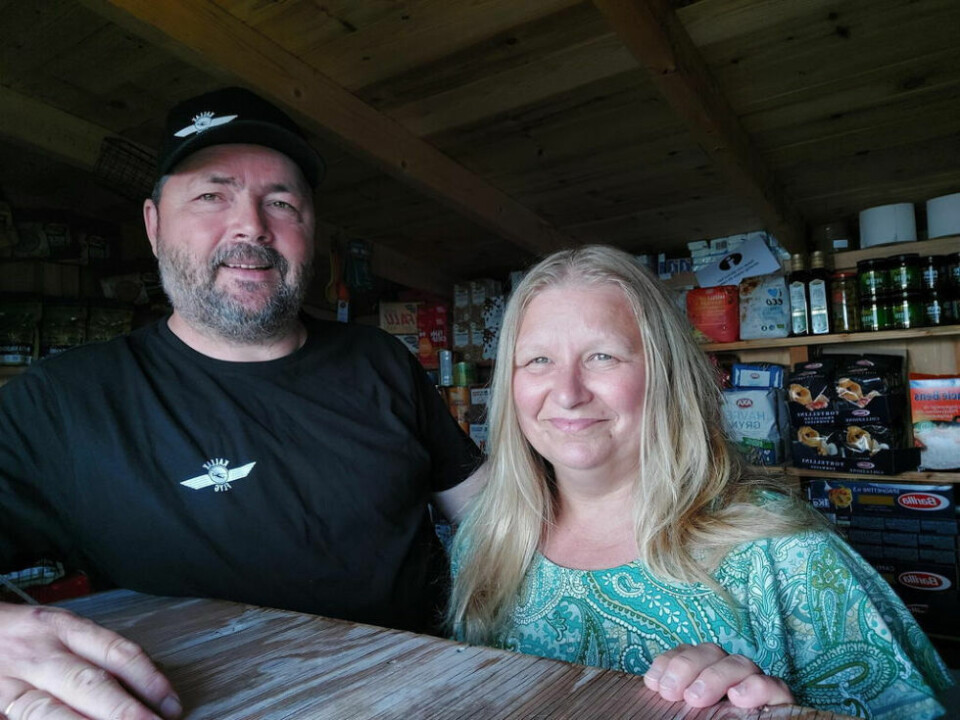 PÅ PLASS. Her er Ronny Koskinen og Katarina Parfa Koskinen på plass i den helt spesielle kiosken. Alle foto: PrivatDEN FØRSTE. Bygget til den første kiosken, oppført i 1947, er tatt godt vare på.UBERØRT NATUR. Kiosken ligger i Europas største vernede naturområde.AVSIDES. Parfa kiosk i Staloluokta er i hvert fall Sveriges mest avsidesliggende kiosk. Det spørs om det finnes maken noe sted. PÅ PLASS. Her er Ronny Koskinen og Katarina Parfa Koskinen på plass i den helt spesielle kiosken. Alle foto: Privat