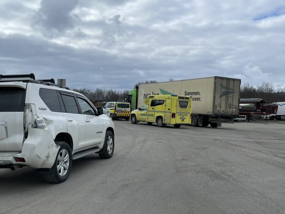 TRUFFET BAK. Den hvite Toyotaen til venstre hadde tydelige skader etter sammenstøtet. TRUFFET BAK. Den hvite Toyotaen til venstre hadde tydelige skader etter sammenstøtet. Foto: Helge Simonsen