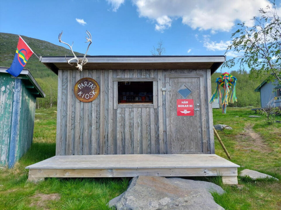 AVSIDES. Parfa kiosk i Staloluokta er i hvert fall Sveriges mest avsidesliggende kiosk. Det spørs om det finnes maken noe sted. AVSIDES. Parfa kiosk i Staloluokta er i hvert fall Sveriges mest avsidesliggende kiosk. Det spørs om det finnes maken noe sted.