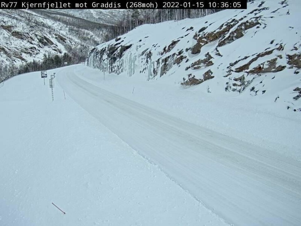 STENGT: RV 77 er stengt i begge retninger. Bildet er tatt av Statens vegvesens veikamera ved Kjernfjellet lørdag klokka 10:36. STENGT: RV 77 er stengt i begge retninger. Bildet er tatt av Statens vegvesens veikamera ved Kjernfjellet lørdag klokka 10:36. Foto: Statens vegvesen