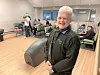 BOWLING-MANNEN. Jerzy Jaworski byr på bowling-moro ved Fauske fritidssenter. Han håper flere får øynene opp for at tilbudet nå endelig er i full sving igjen. Foto: Kenneth Strømsvåg