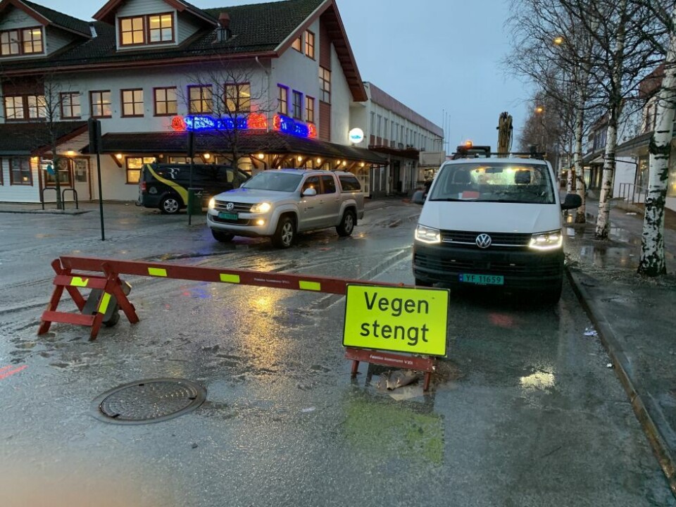 STENGT. Sjøgata på Fauske er stengt mens den graves opp for å ordne en vannlekkasje. STENGT. Sjøgata på Fauske er stengt mens den graves opp for å ordne en vannlekkasje. Foto: Frank Øvrewall