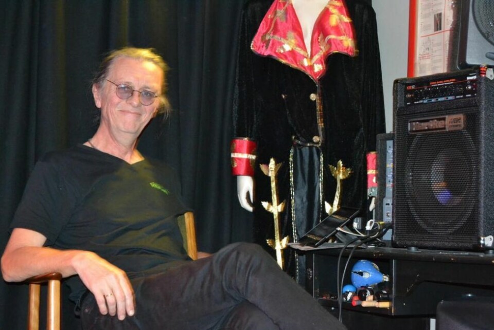 AVLYSER. Innehaver av Skråplanet på Skjerstad, Even Høgseth forteller at stedet avlyser alle arrangementer til over jul.I SOMMER. andet Mojoo i aksjon på Skråplanet i sommer da Norge var gjenåpnet, og alt var bare fryd og gammen. I dag er situasjonen en helt annen AVLYSER. Innehaver av Skråplanet på Skjerstad, Even Høgseth forteller at stedet avlyser alle arrangementer til over jul.