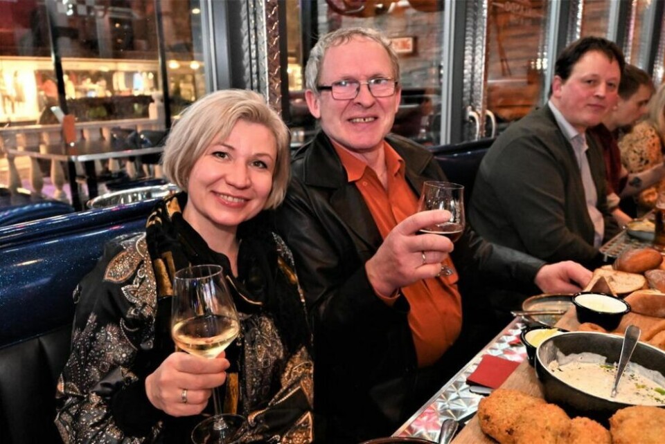 TIPP TOPP. Det var god stemning og fin melodi i klingende glass da Byfeskern-gjengen julebordet seg lørdag kveld. Katja Mikalsen og Knut Hansen var fornøyd med tingenes tilstand. TIPP TOPP. Det var god stemning og fin melodi i klingende glass da Byfeskern-gjengen julebordet seg lørdag kveld. Katja Mikalsen og Knut Hansen var fornøyd med tingenes tilstand. Foto: Kenneth Strømsvåg