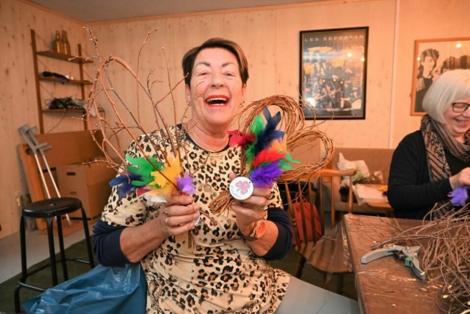 FAVNEN FULL. Dyveke Mosti poserer med en hjerteformet og bueformet variant av fastelavnsris. Hun og de andre sanitetskvinnene har den siste uka vært travle med å montere fastelavnsris som blir å få kjøpt ganske snarlig. FAVNEN FULL. Dyveke Mosti poserer med en hjerteformet og bueformet variant av fastelavnsris. Hun og de andre sanitetskvinnene har den siste uka vært travle med å montere fastelavnsris som blir å få kjøpt ganske snarlig. Foto: Alle foto: Kenneth Strømsvåg