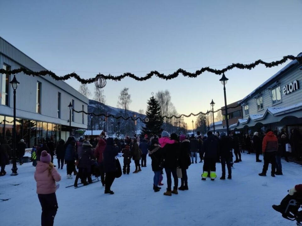 KALD LØRDAG. Folk lot seg ikke skremme av kulda da julegrana skulle tennes på Rognan lørdag. KALD LØRDAG. Folk lot seg ikke skremme av kulda da julegrana skulle tennes på Rognan lørdag. Foto: Robert Jentoft