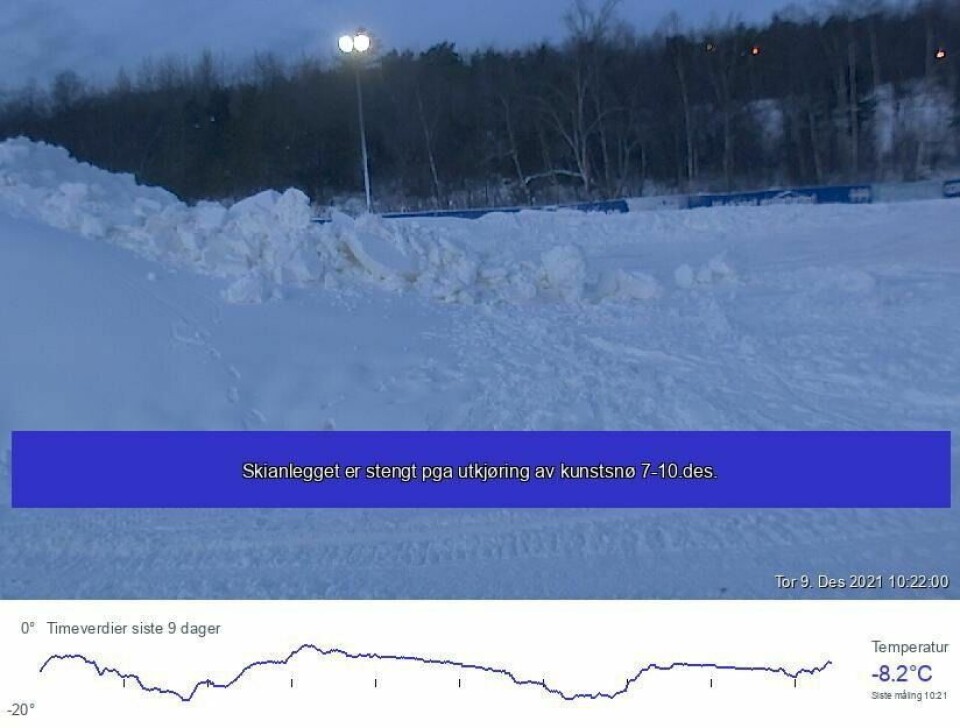 STENGT. Webkameraet til SKS i Klungsetmarka viser masse snø, men også at anlegget er stengt inntil all snøen er kjørt ut der den skal være. STENGT. Webkameraet til SKS i Klungsetmarka viser masse snø, men også at anlegget er stengt inntil all snøen er kjørt ut der den skal være. Foto: Skjermdump sks.no