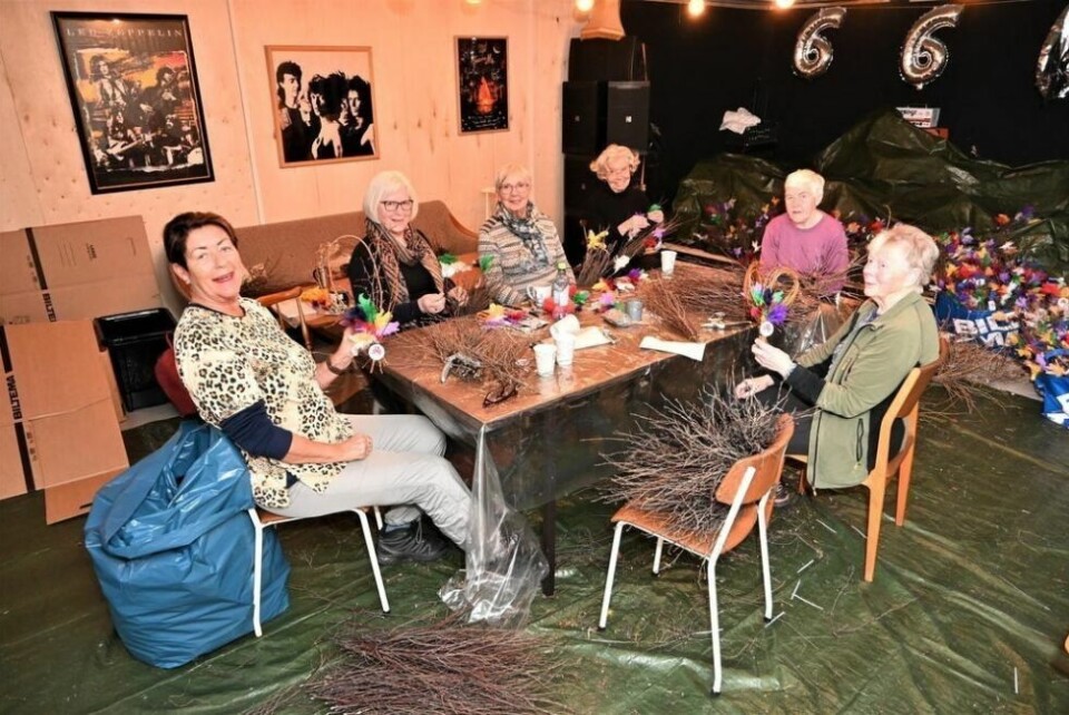 IVRIGE. Sanitetskvinnene jobbet på spreng, akkompagnert av et sprudlende humør. Her ser du Dyveke Mosti, Bodil Angelsen, Karen Modell Kringhaug, Anne Marie Soleng, Lillian Risvoll og Karen Skogheim. IVRIGE. Sanitetskvinnene jobbet på spreng, akkompagnert av et sprudlende humør. Her ser du Dyveke Mosti, Bodil Angelsen, Karen Modell Kringhaug, Anne Marie Soleng, Lillian Risvoll og Karen Skogheim.