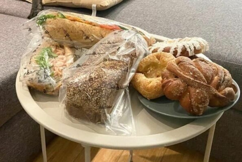 SNADDER I MENGDER. Her er hva en av matredderne kunne skryte på seg å ha funnet i forundringsposen fra bakeriet på Fauske nylig. SNADDER I MENGDER. Her er hva en av matredderne kunne skryte på seg å ha funnet i forundringsposen fra bakeriet på Fauske nylig. Foto: Kenneth Strømsvåg