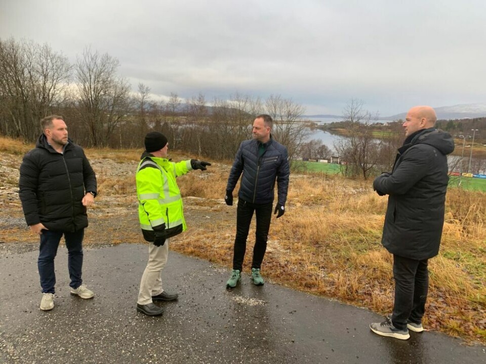 GOD UTSIKT. Utsikten over Valnesfjord er upåklagelig for de som får bygge på skoletomta i Valnesfjord. Det konstaterer fra venstre eiendomsutvikler Roger Rasmussen, kommunalsjef for plan, eiendom og samfunnsutvikling Fauske kommune, Trond Heimtun, varaordfører Ronny Borge og Raymond Bårdsen som også er eindomsutvikler i firmaet Valnesfjord eiendom, et selskap i Bolig for Folket-gruppen. GOD UTSIKT. Utsikten over Valnesfjord er upåklagelig for de som får bygge på skoletomta i Valnesfjord. Det konstaterer fra venstre eiendomsutvikler Roger Rasmussen, kommunalsjef for plan, eiendom og samfunnsutvikling Fauske kommune, Trond Heimtun, varaordfører Ronny Borge og Raymond Bårdsen som også er eindomsutvikler i firmaet Valnesfjord eiendom, et selskap i Bolig for Folket-gruppen. Foto: Frank Øvrewall
