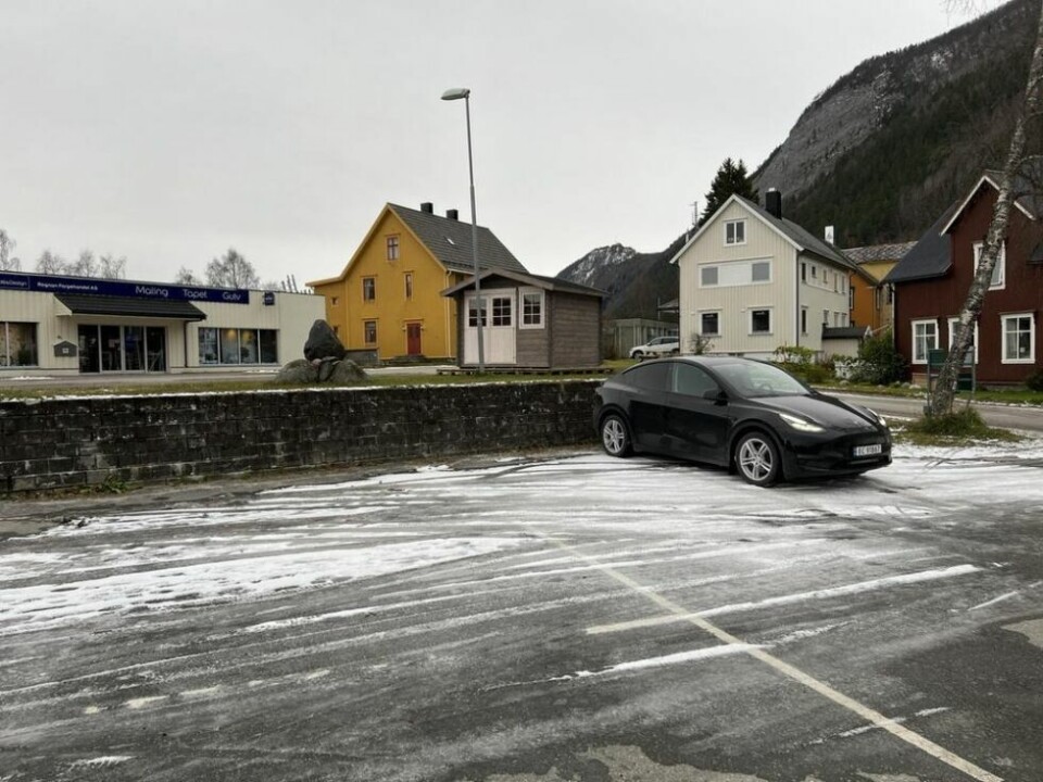 KOMMER SNART. Her skal det bygges ladestasjoner for hurtiglading i Rognan sentrum. KOMMER SNART. Her skal det bygges ladestasjoner for hurtiglading i Rognan sentrum. Foto: ChargeUp Norge