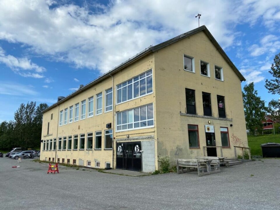 TRE MILLIONER KRONER. Det er prisen det vil koste Fauske kommune å rive og sanere det gamle samfunnshuset i sentrum. TRE MILLIONER KRONER. Det er prisen det vil koste Fauske kommune å rive og sanere det gamle samfunnshuset i sentrum. Foto: Lise Berntzen