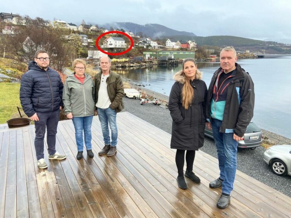 NABOBEKYMRING. Steffan Brunstad, Liv Mona Høgseth, Rolf Åge Høgseth, Mariell Aronsen og Kai Rune Furre bekymrer seg blant annet over høyden på boligblokkene. Ifølge beboerne vil fire av de fem planlagte bygningene rage høyere enn det markerte hvite huset på oversida av tomta. De mener også at planene bryter med kommuneplanen. NABOBEKYMRING. Steffan Brunstad, Liv Mona Høgseth, Rolf Åge Høgseth, Mariell Aronsen og Kai Rune Furre bekymrer seg blant annet over høyden på boligblokkene. Ifølge beboerne vil fire av de fem planlagte bygningene rage høyere enn det markerte hvite huset på oversida av tomta. De mener også at planene bryter med kommuneplanen. Foto: Kenneth Strømsvåg