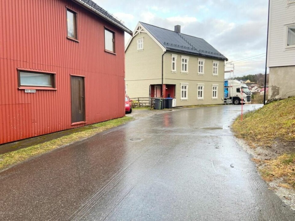 MÅ OFRES. Beboerne mener deler av bebyggelsen langs Finneidgata må rives dersom det skal etableres trygg ferdsel gjennom området. MÅ OFRES. Beboerne mener deler av bebyggelsen langs Finneidgata må rives dersom det skal etableres trygg ferdsel gjennom området. Foto: Kenneth Strømsvåg