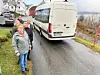 TRANGT. Det blir trangt om plassen for fotgjengere i Finneidgata i det den vesle sentrumsbussen kommer kjørende. Beboerne mener en utbygging av 40 nye boliger krever anlegging av gangvei. Foto: Kenneth Strømsvåg