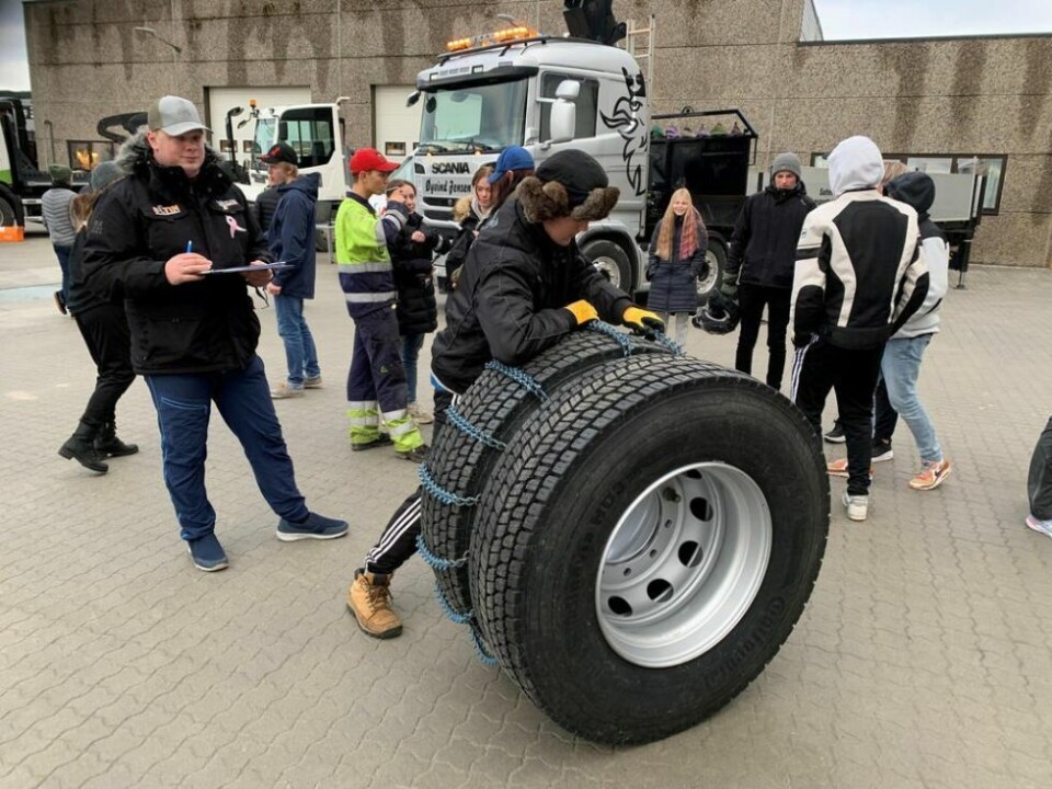 KJETTING. I tillegg til å gjøre seg kjent med større kjøretøy, fikk både elever og sjåfører delta i en egen konkurranse om å legge kjetting på et lastebildekk. Her er det Jakob Nybostad som jobber mens Sander Ludvigsen fra opplæringskontoret for bil og transportfag fra Tromsø tar tiden. KJETTING. I tillegg til å gjøre seg kjent med større kjøretøy, fikk både elever og sjåfører delta i en egen konkurranse om å legge kjetting på et lastebildekk. Her er det Jakob Nybostad som jobber mens Sander Ludvigsen fra opplæringskontoret for bil og transportfag fra Tromsø tar tiden. Foto: Frank Øvrewall