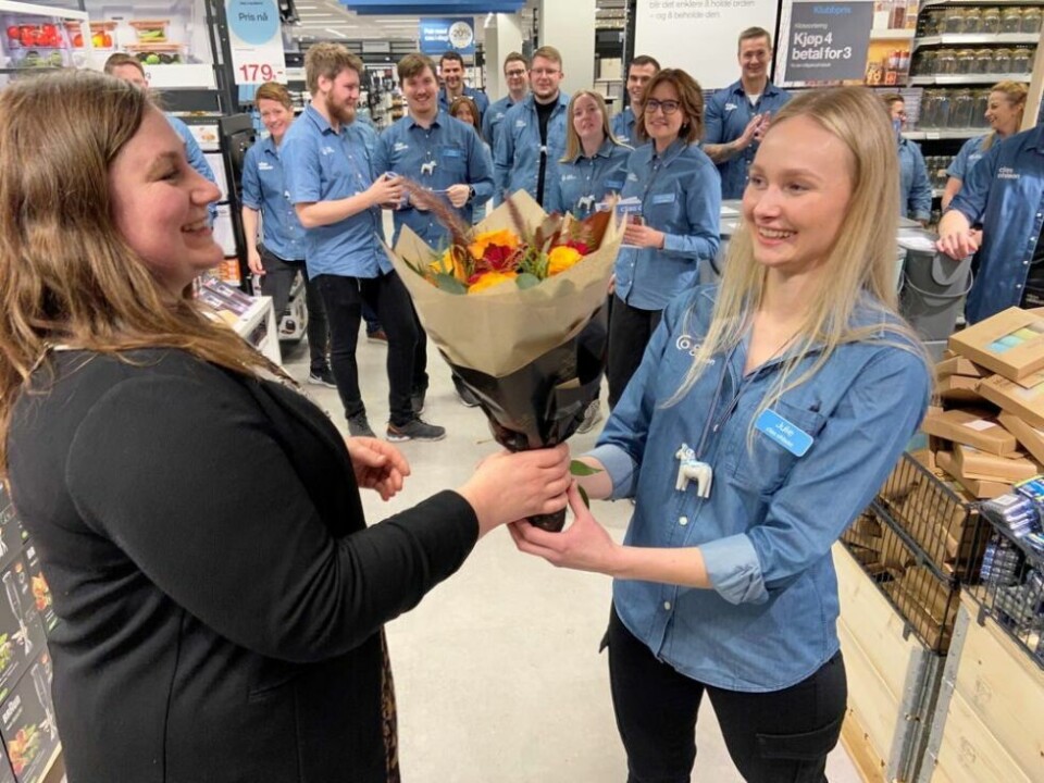 VANT SENTERFOLKET. Orfører Marlen Rendall Berg sjarmerte tilhørerne under talen da kjeden Clas Ohlson åpnet ny butikk på Fauske i dag. Her overrekker Rendall Berg blomster til butikksjef Julie Aga Emanuelsen. VANT SENTERFOLKET. Orfører Marlen Rendall Berg sjarmerte tilhørerne under talen da kjeden Clas Ohlson åpnet ny butikk på Fauske i dag. Her overrekker Rendall Berg blomster til butikksjef Julie Aga Emanuelsen. Foto: Kenneth Strømsvåg