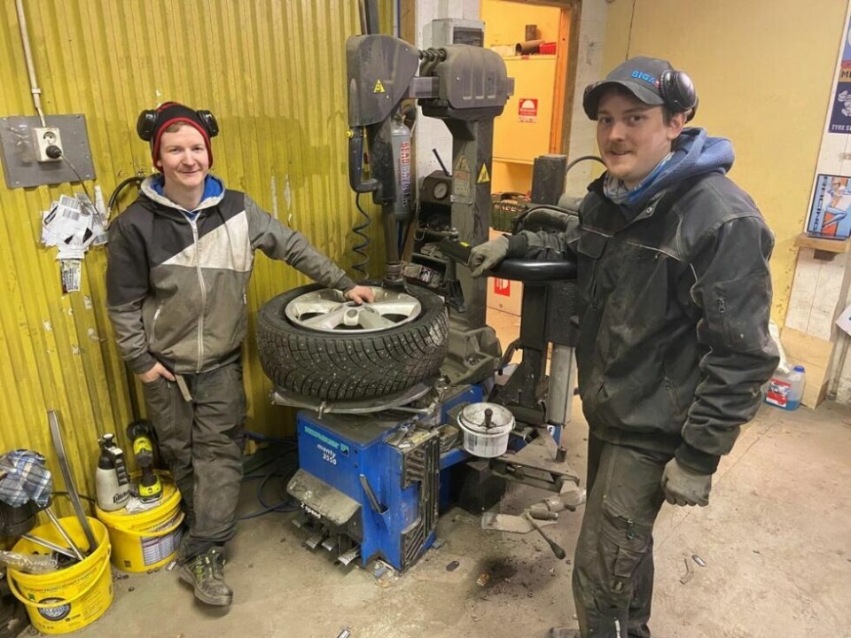 BRØDRE I SVING. Marius og Alexander Brekke tilbringer lange dager sammen i Brekkes gummiservice nå som det er høysesong for hjulskift. BRØDRE I SVING. Marius og Alexander Brekke tilbringer lange dager sammen i Brekkes gummiservice nå som det er høysesong for hjulskift. Foto: Foto: Kenneth Strømsvåg