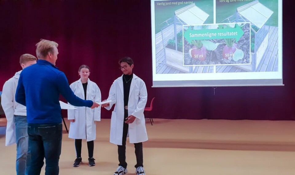BESTILLING. Oppdraget overrekkes fysisk til elevene, den skriftlige bestillinga på hva Sisomar AS ønsker de skal forske på. BESTILLING. Oppdraget overrekkes fysisk til elevene, den skriftlige bestillinga på hva Sisomar AS ønsker de skal forske på. Foto: Bjørnar A. Pettersen