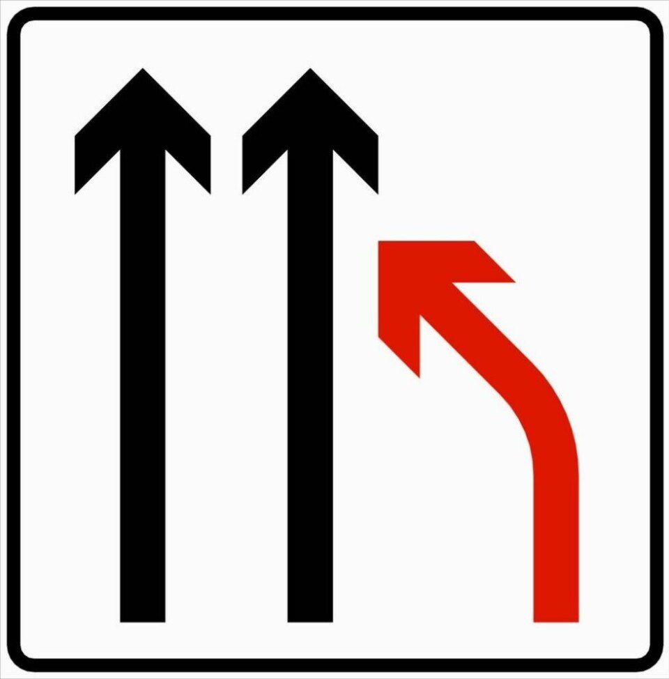 SKILT. Det er to typer trafikkskilt for fletting. Det ene er dette.FEIL FLETTING. Slik ser en typisk kollisjonsskade ved feil fletting ut. SKILT. Det er to typer trafikkskilt for fletting. Det ene er dette.