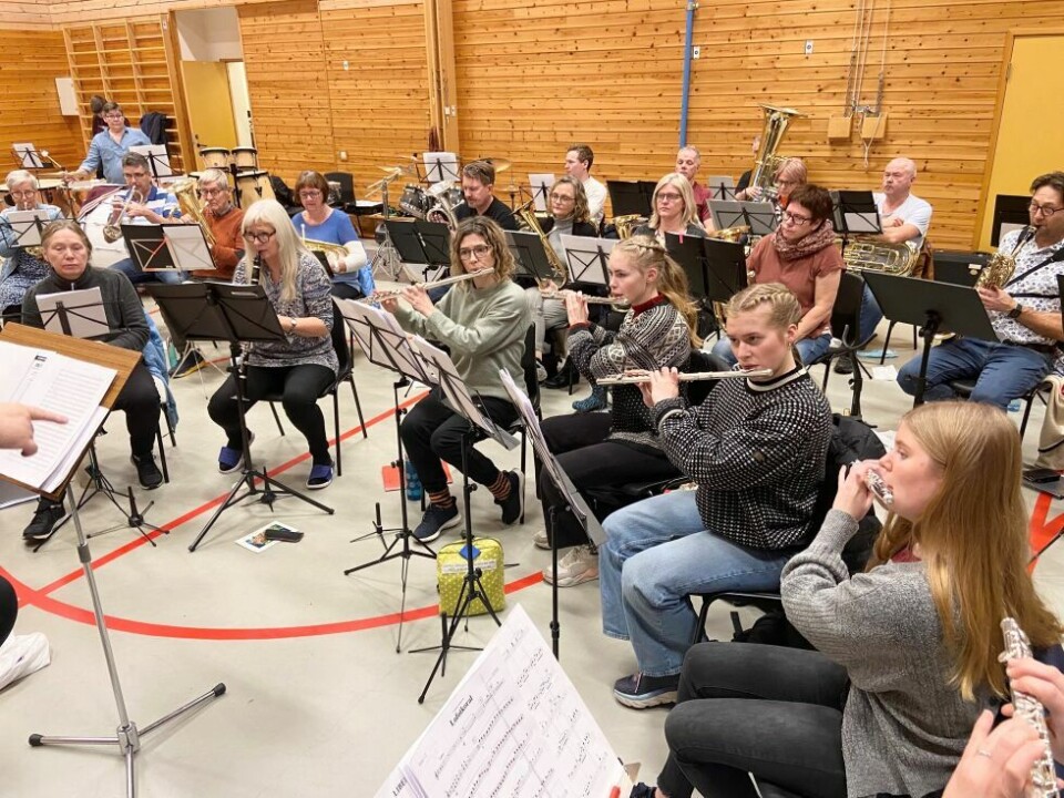 NÆR FYR I SALEN. Saltensambandet tok nær fyr under enkelte deler av øvingssesjonen lørdag. Regnskapet viste til slutt at verken mennesker eller instrumenter tok skade av den heftige innsatsen. NÆR FYR I SALEN. Saltensambandet tok nær fyr under enkelte deler av øvingssesjonen lørdag. Regnskapet viste til slutt at verken mennesker eller instrumenter tok skade av den heftige innsatsen. Foto: Kenneth Strømsvåg