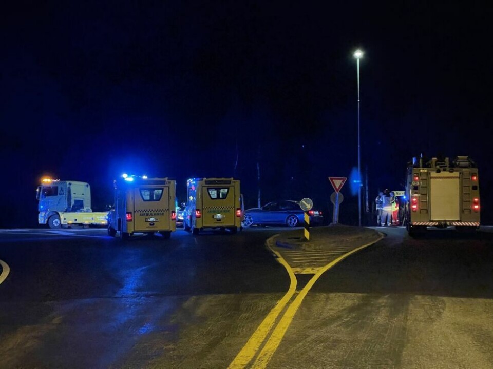 ULYKKE. To biler har frontkollidert på E6 like ved avkjøringen til Nerauran sør for Rognan. ULYKKE. To biler har frontkollidert på E6 like ved avkjøringen til Nerauran sør for Rognan. Foto: Helge Simonsen
