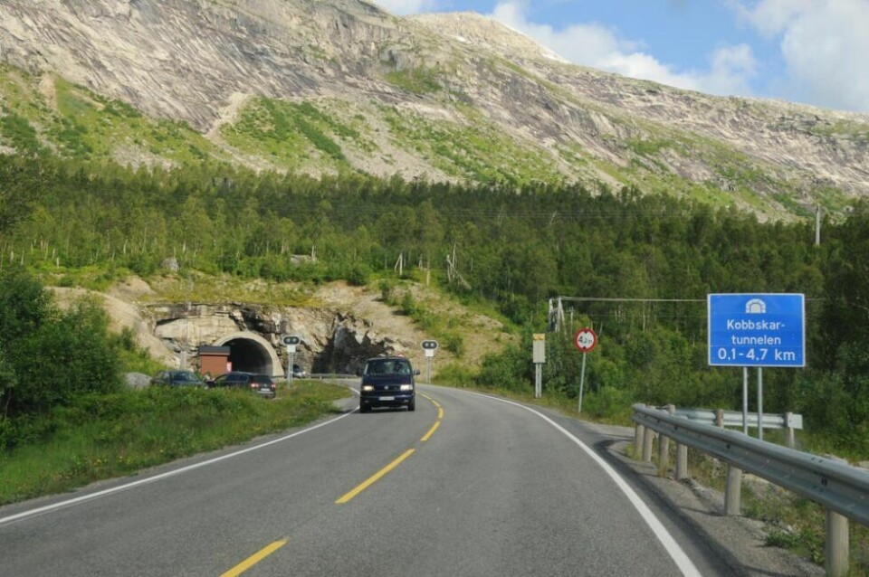 STENGT. Kobbskartunnelen i Sørfold ble stengt onsdag formiddag på grunn av et bilhaveri i tunnelen. STENGT. Kobbskartunnelen i Sørfold ble stengt onsdag formiddag på grunn av et bilhaveri i tunnelen. Foto: Arild Bjørnbakk (Arkiv)