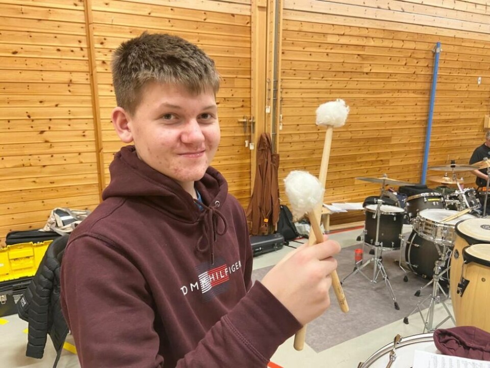 SISTE TILSKUDD SÅ LANGT. Oliver Ingvaldsen fra Valnesfjord er 15 år og ny i orkesteret. Han sluttet seg til gjengen for en uke siden. SISTE TILSKUDD SÅ LANGT. Oliver Ingvaldsen fra Valnesfjord er 15 år og ny i orkesteret. Han sluttet seg til gjengen for en uke siden. Foto: Kenneth Strømsvåg